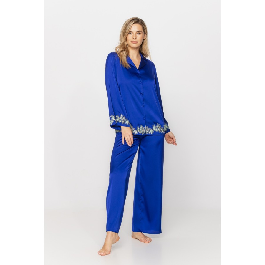 Pijama azul holgado mostrando la caída del pantalón